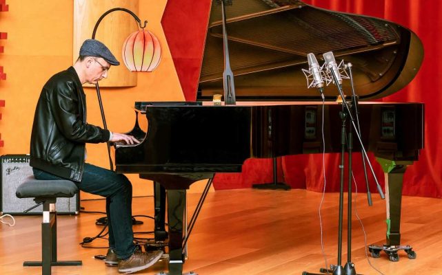 kikigai auteur compositeur toulousain musicien multi-instrumentiste au piano joue de la musique