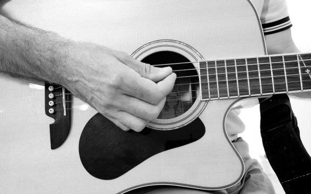 Kikigai musicien multi-instrumentiste toulousain auteur compositeur main sur la guitare musique